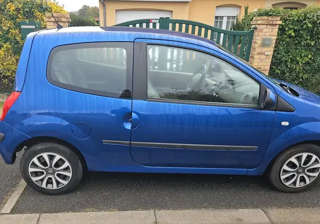 Après : la même voiture bleue, portière et aile réparées